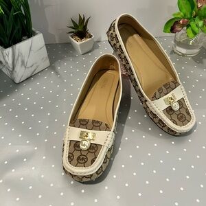 Michael Kors women loafers flat. Color: beige. Size: 10M
